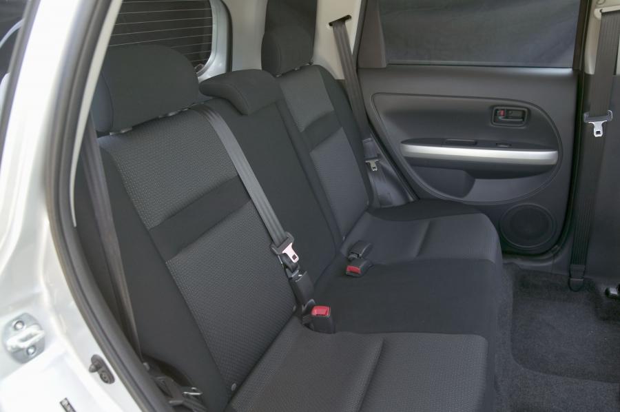 Интерьер Scion xA 2006 года  (фото 1 из 21)